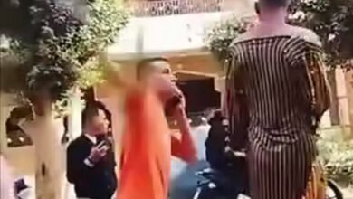 شاب يرتدي بدلة رقص في وسط الشارع