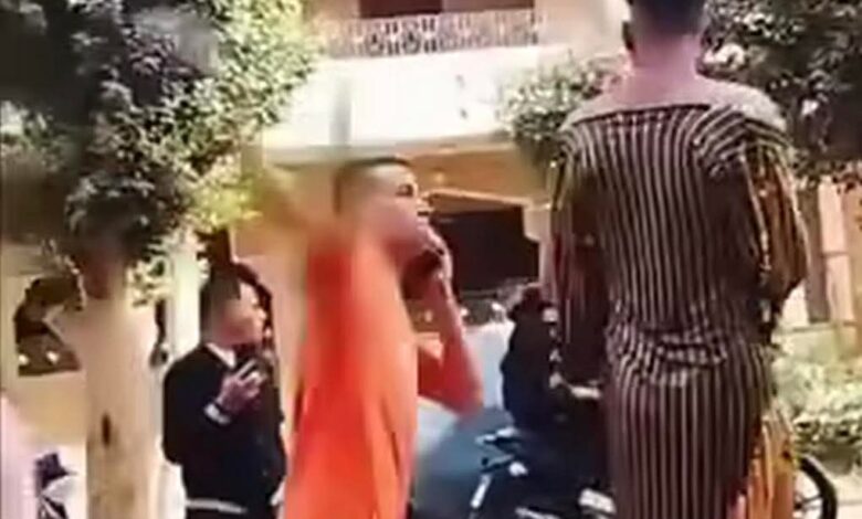 شاب يرتدي بدلة رقص في وسط الشارع